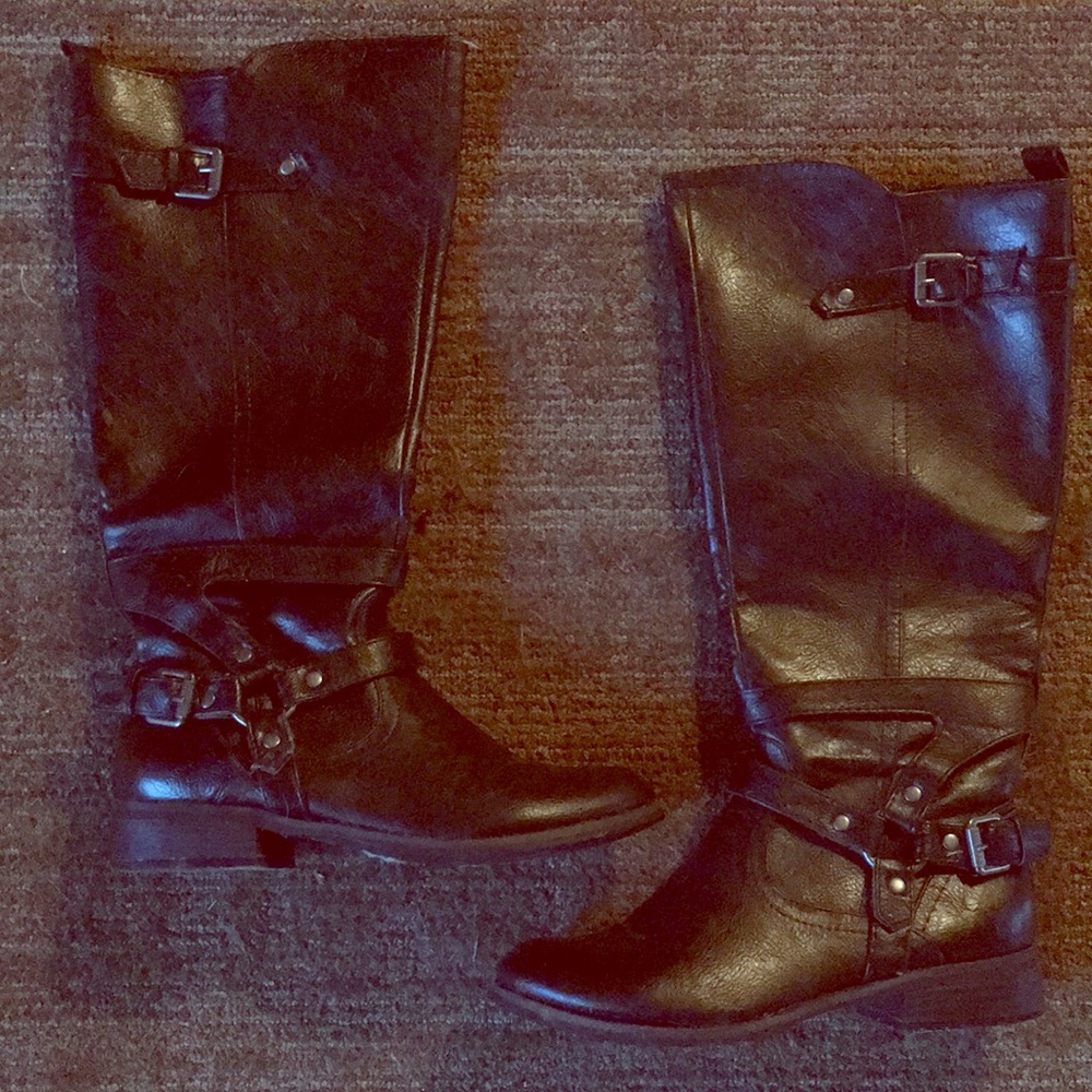 Black mid-rise riding boots